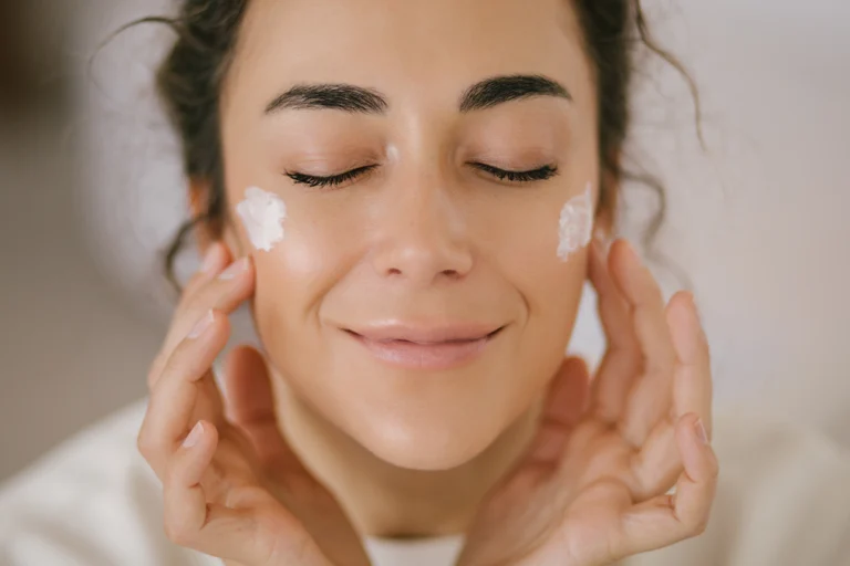 Skinimalizm – na czym polega minimalistyczna pielęgnacja skóry?